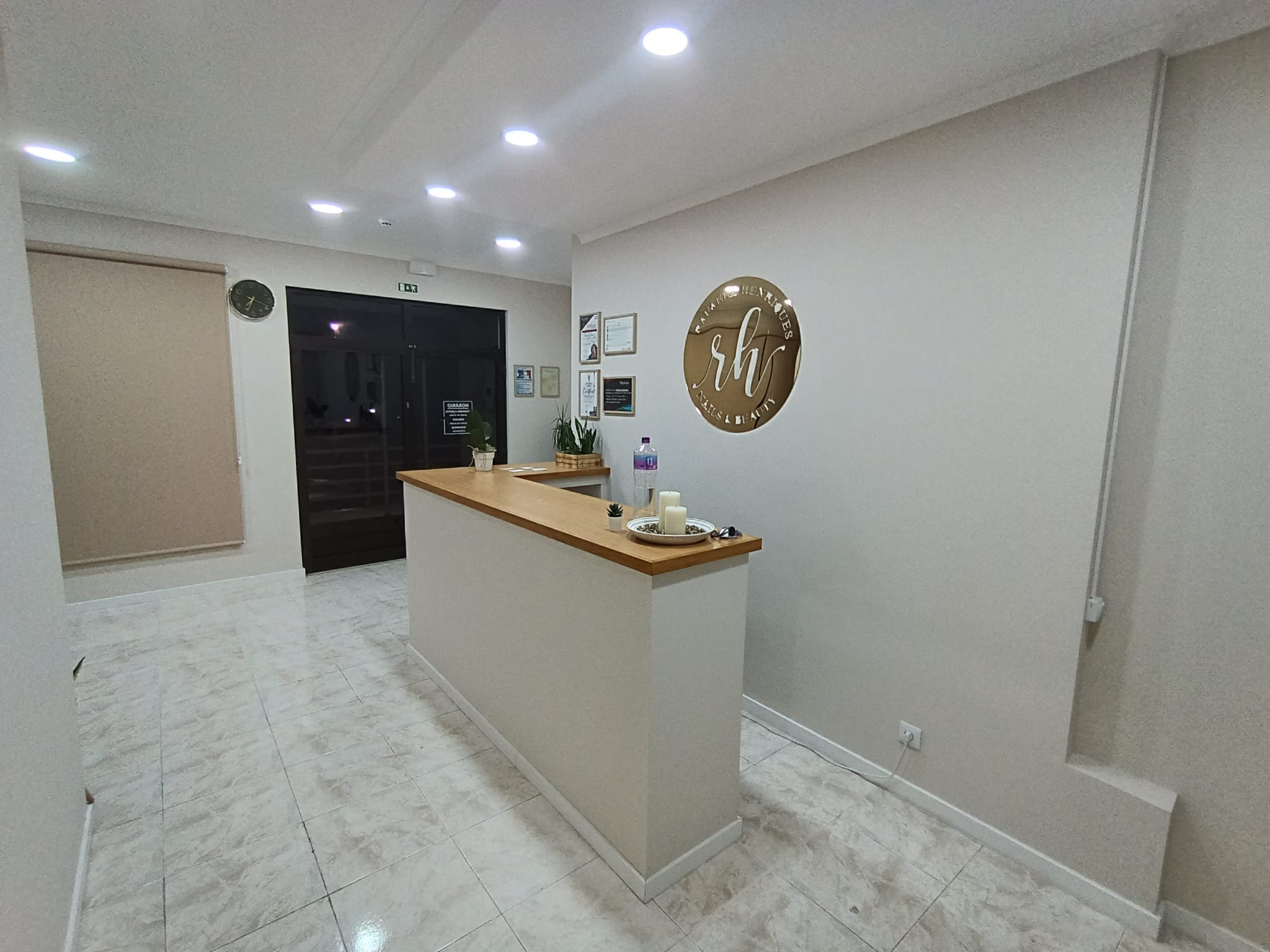Espaço comercial acabado com balcão e teto em pladur