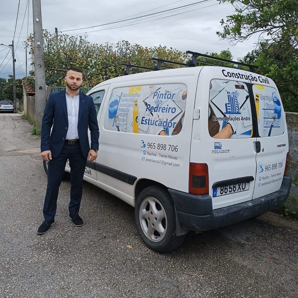 Responsável da Remodelações André junto a uma das carrinhas da empresa