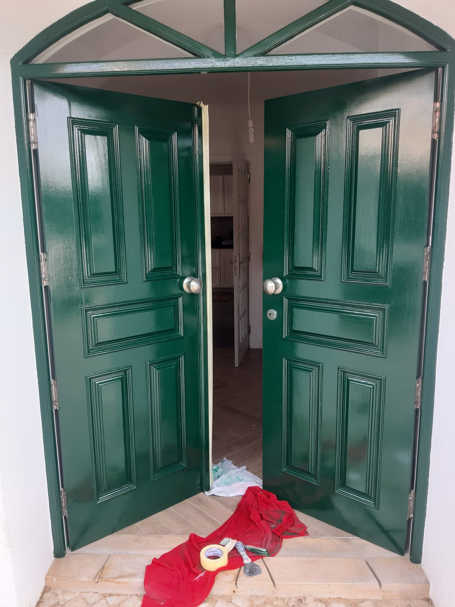 Portas exteriores pintadas de verde, já acabadas