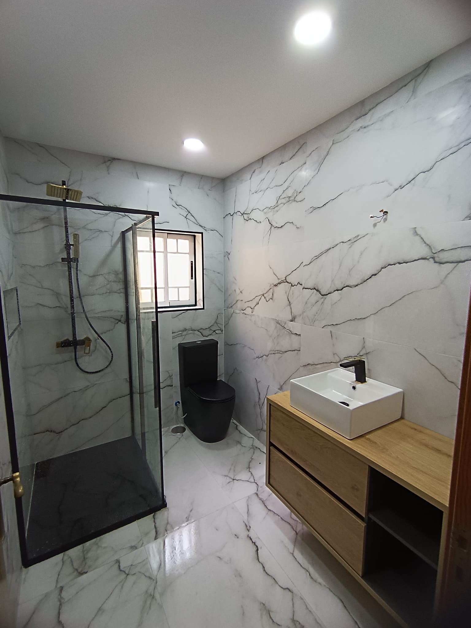 Casa de banho revestida a mármore com base de duche
