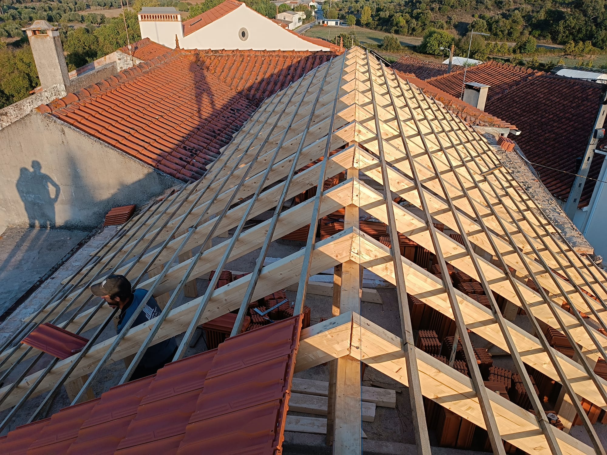 Estrutura de telhado em madeira em construção