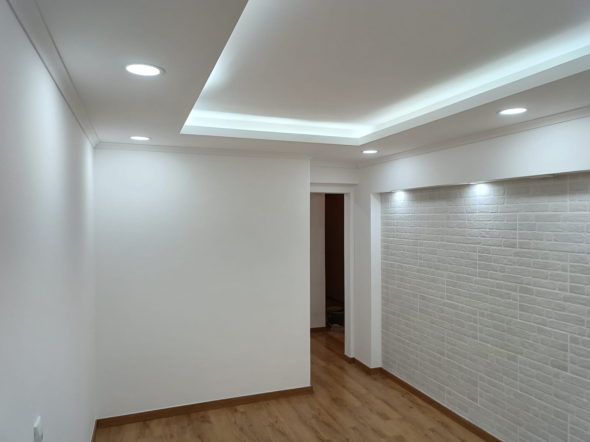 Divisão com teto em pladur e sanca com iluminação LED