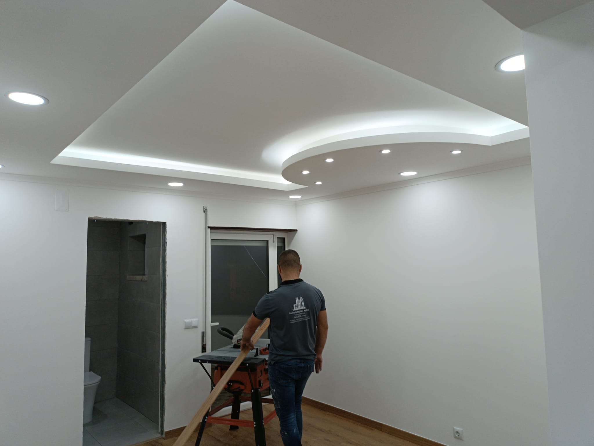 Teto em pladur com sanca curva e focos embutidos