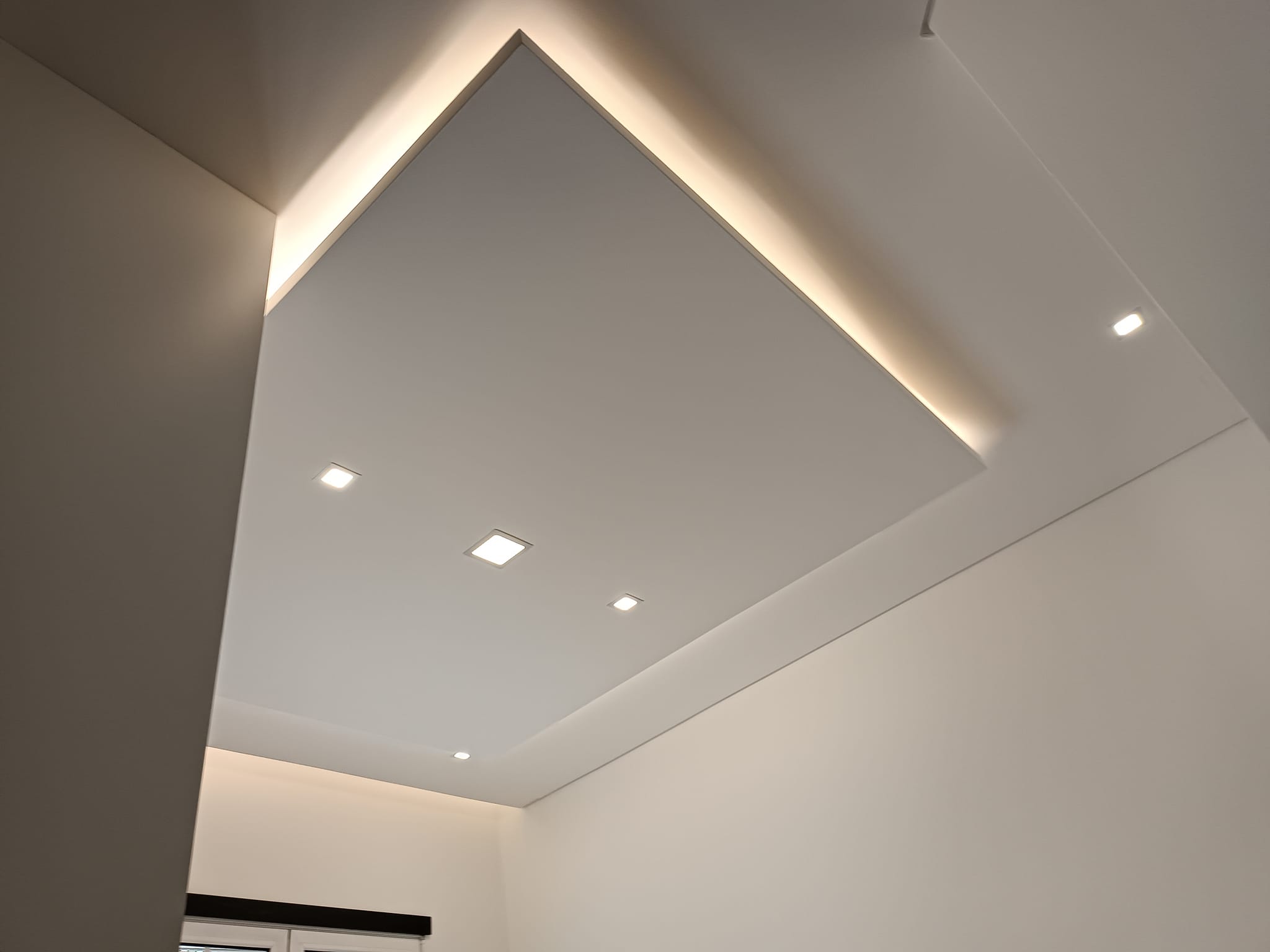 Teto em pladur com sanca geométrica e iluminação indireta
