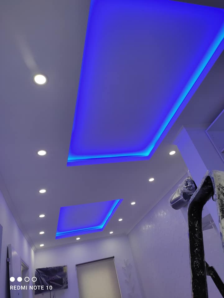 Teto em pladur com desenho em relevo e iluminação LED azul