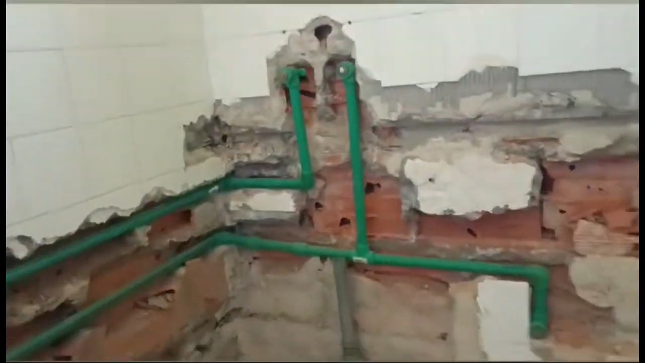 Tubagem de água nova embutida em parede durante obra