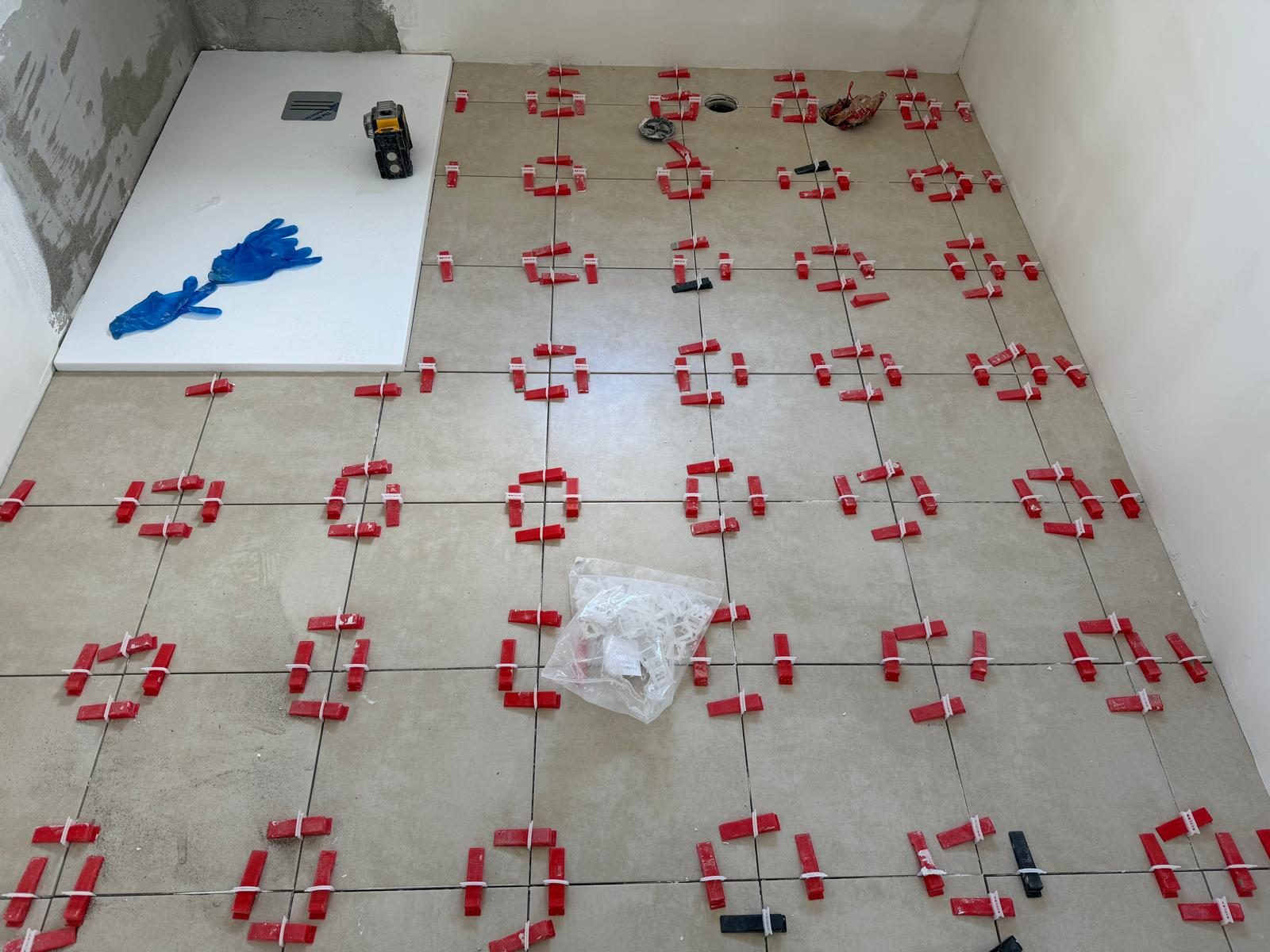 Assentamento do pavimento da casa de banho com cruzetas niveladoras