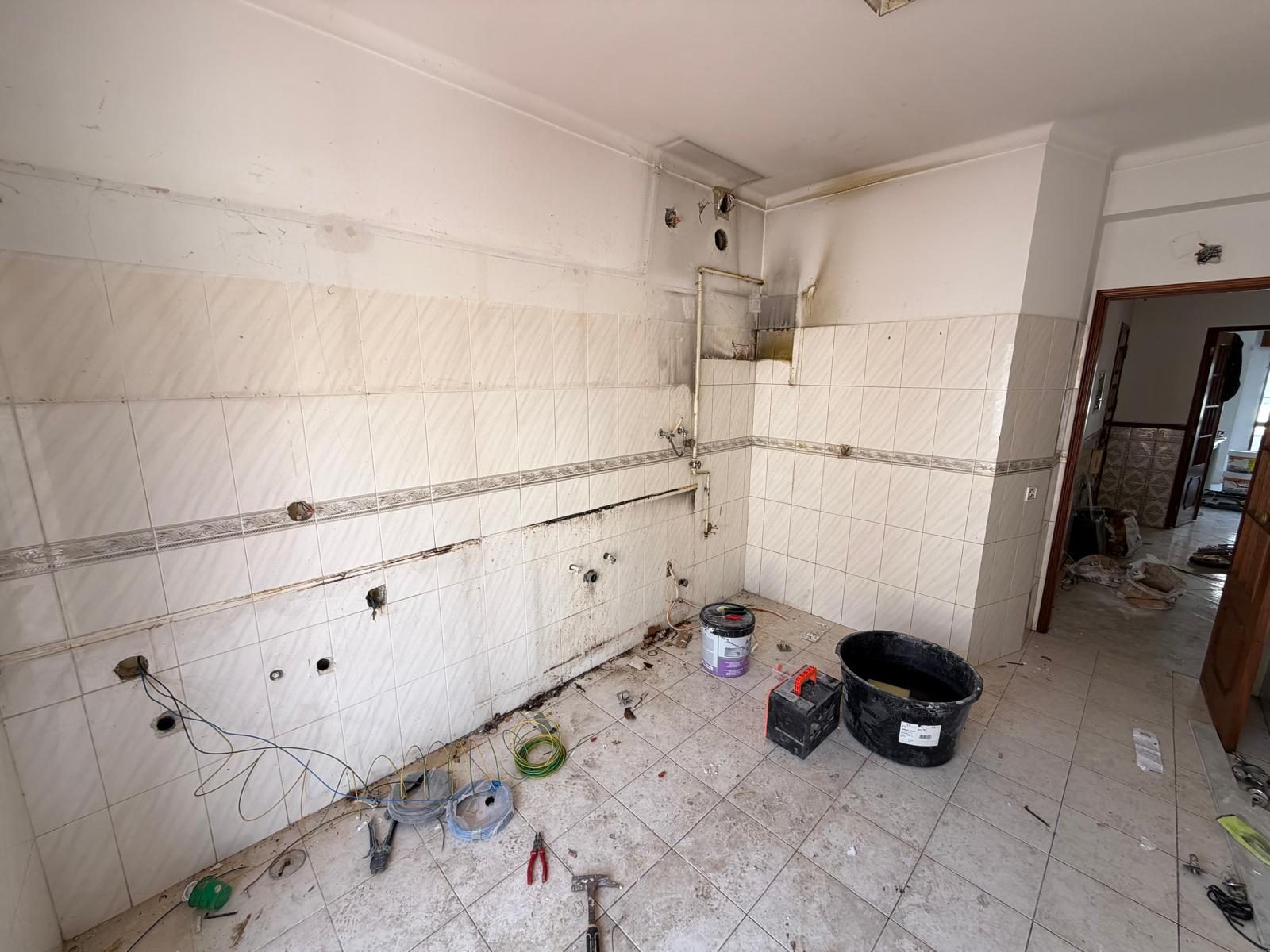 Cozinha durante a obra, depois de removidos os móveis e os revestimentos