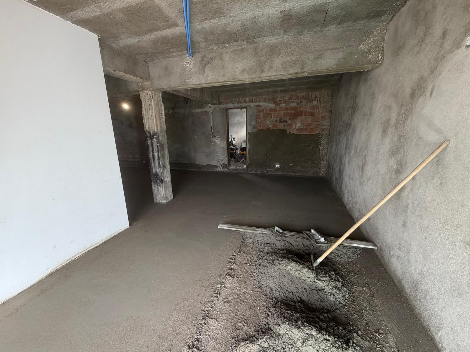 Interior da moradia com a betonilha de regularização já executada