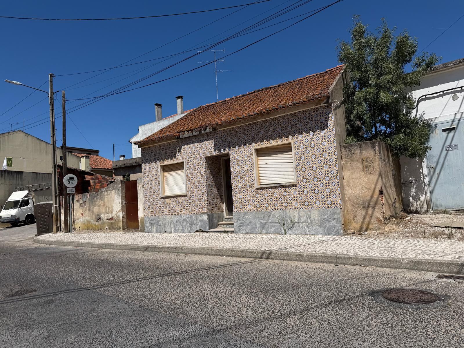 Fachada de moradia antiga degradada, antes da recuperação